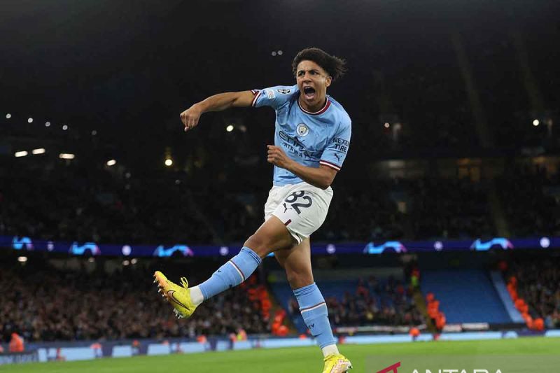 Rico Lewis diskors tiga pertandingan setelah terima kartu merah