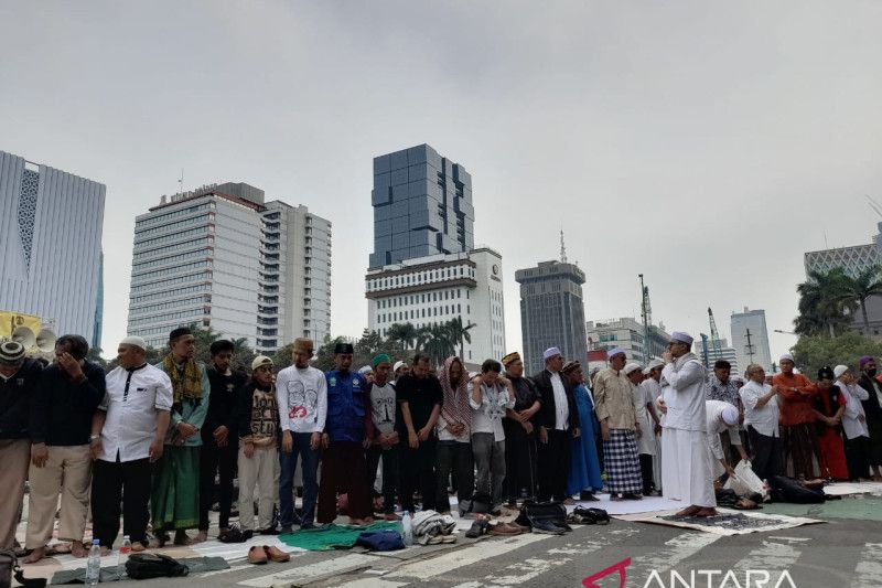 Massa demo 411 Shalat Ashar berjamaah