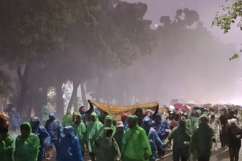 Massa aksi 411 bubarkan diri saat hujan deras guyur kawasan Monas