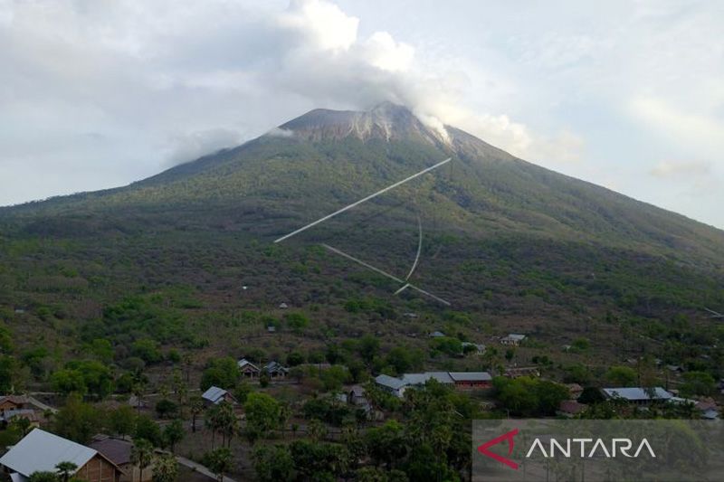 Aktivitas Gunung Ile Lewotolok Dilaporkan Cenderung Menurun ANTARA News Kupang Nusa Tenggara