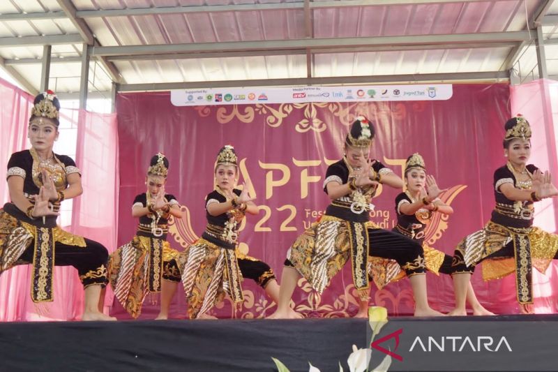 150 penari jaipong dari berbagai daerah Jawa Barat tampil di Festival Budi Luhur di Bogor