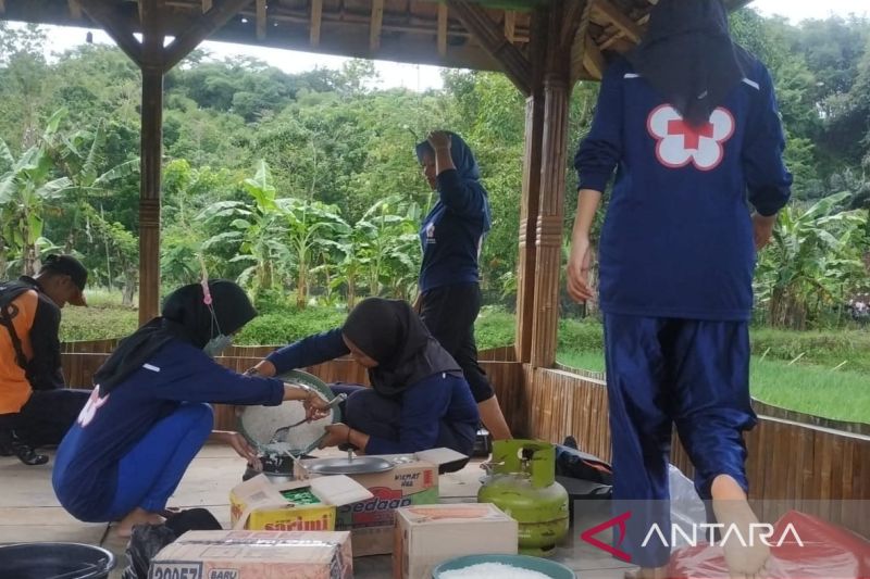 PMI Cianjur libatkan PMR dirikan dapur umum di lokasi banjir Cidaun