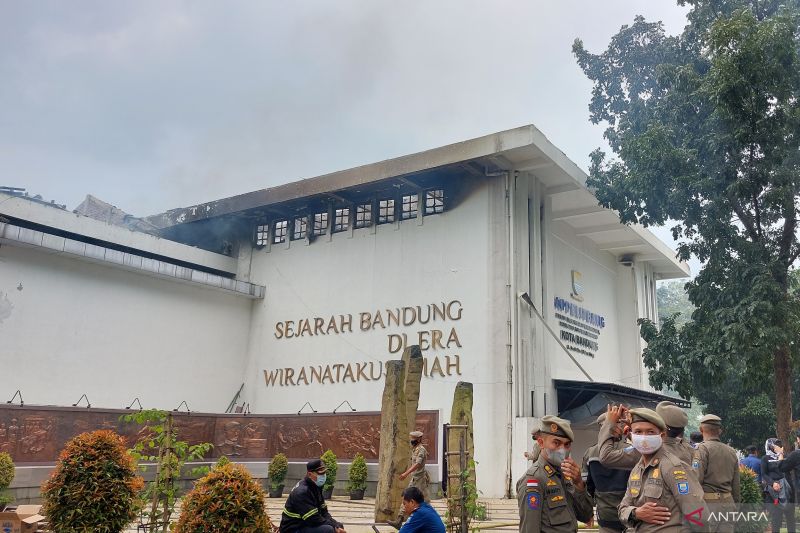 Petugas lakukan pendinginan pada kebakaran Gedung Bappelitbang Kota Bandung