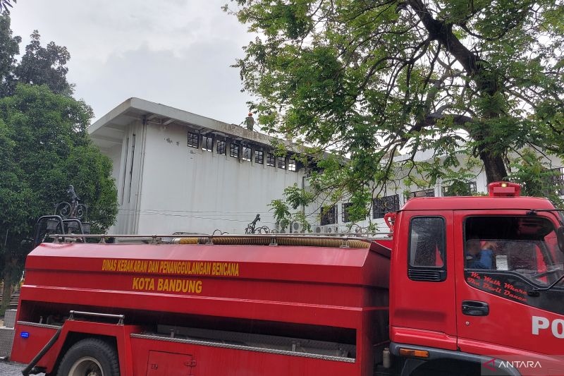 Petugas berhasil padamkan Kebakaran Gedung Bappelitbang Kota Bandung