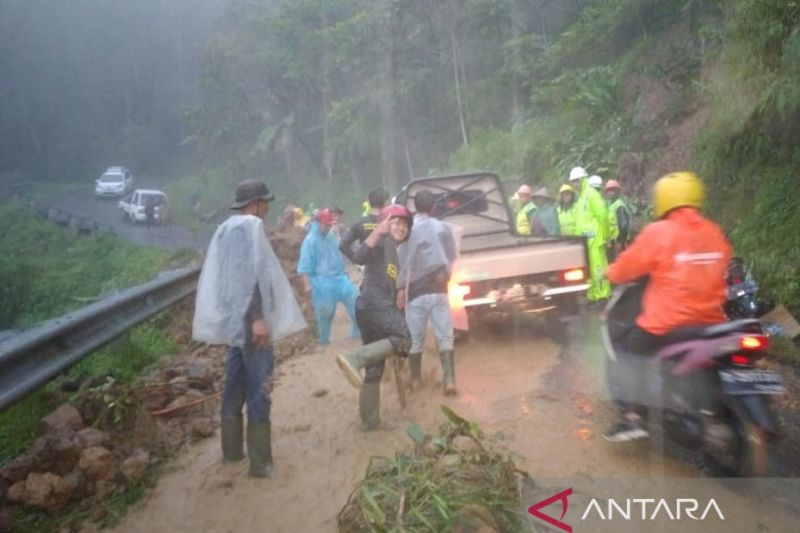 Jalur Bandung-Cianjur sudah dapat dilintasi kendaraan setelah tanah longsor disingkirkan