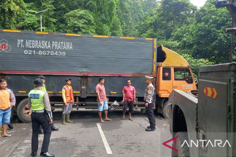 Truk trailer nyaris masuk jurang di tanjakan Palabuhanratu akibat ikuti arahan Google Maps