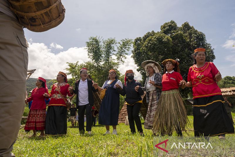 Tradisi Berbagi Hasil Bumi di Poso