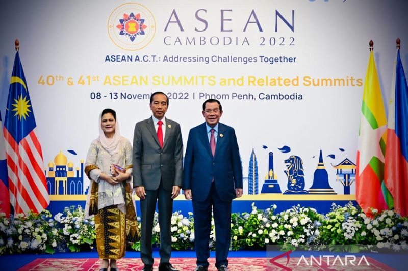 Presiden Jokowi dan Ibu Negara Iriana hadiri pembukaan KTT ASEAN di Kamboja