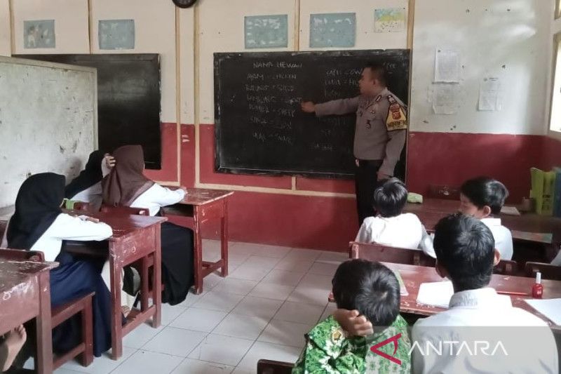 Anggota Polres Cianjur jadi guru bahasa Inggris di sekolah pelosok