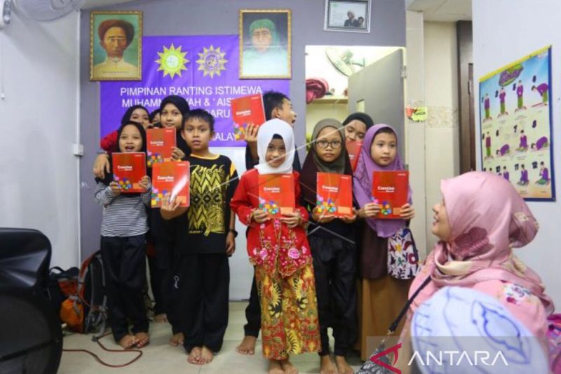 Murid Sanggar Bimbingan Kampung Baru berfoto usai ikuti lomba 