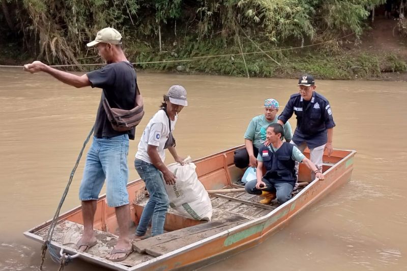 BPBD Ciamis siapkan perahu untuk bantu warga menyeberang akibat jembatan putus