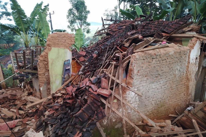 BPBD Garut cek rumah ambruk di Cisompet yang diduga akibat gempa bumi