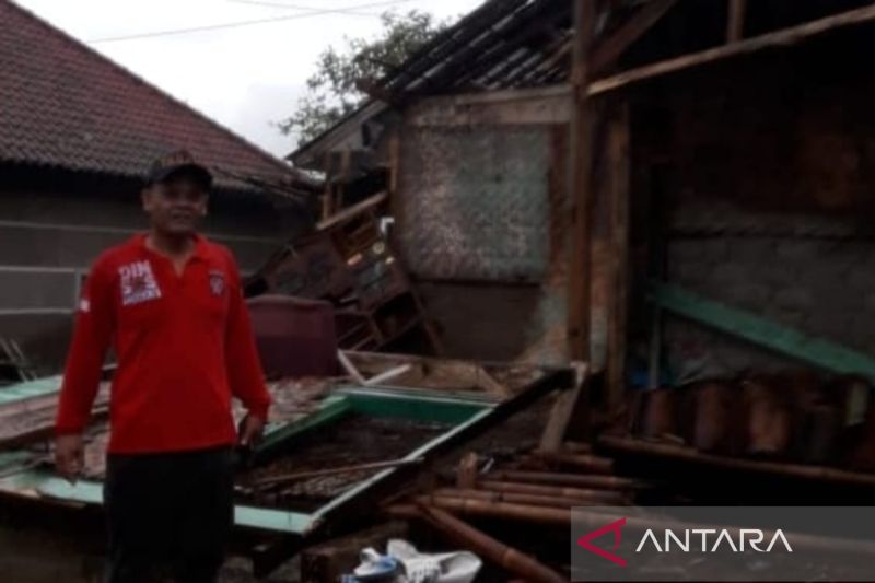 Pemkab Cianjur bantu perbaikan rumah warga rusak akibat puting beliung