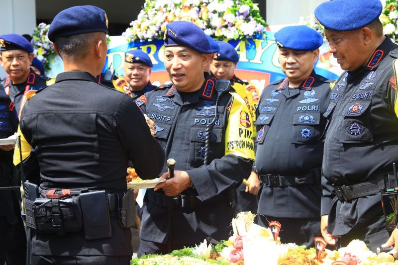 Kapolri Jenderal Pol Listyo Sigit Prabowo semangati personel saat rayakan HUT Brimob ke-77