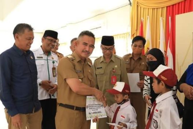 Pemkot Tarakan memberi bantuan pendidikan pada 1.150 siswa