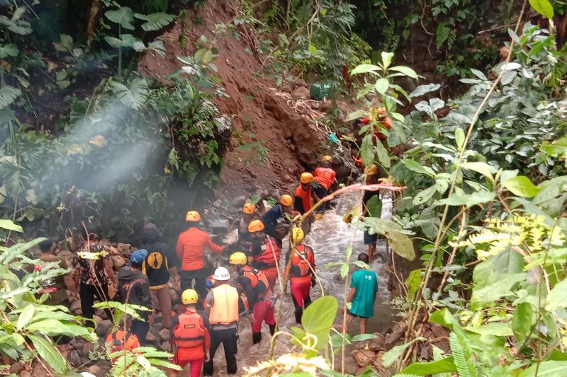 BPBD evakuasi korban jembatan ambruk di Tasikmalaya