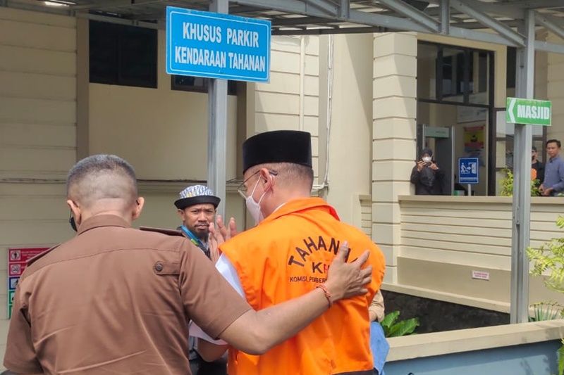 Sidang kasus dugaan suap, terdakwa Andi Desfiandi tiba di PN Tanjungkarang