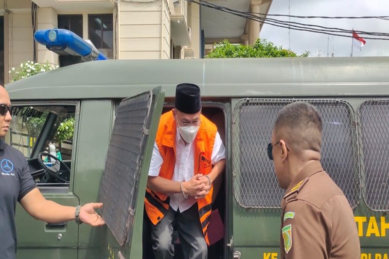 Sidang kasus dugaan suap, terdakwa Andi Desfiandi tiba di PN Tanjungkarang