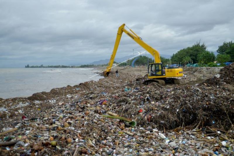 Evakuasi Sampah Pantai Padang