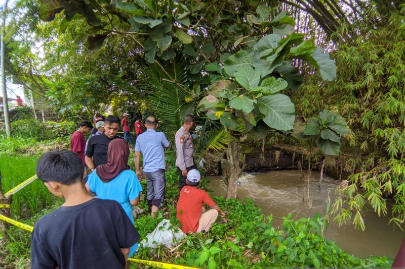Seorang pria ditemukan tewas mengapung di sungai diduga terpeleset saat mancing