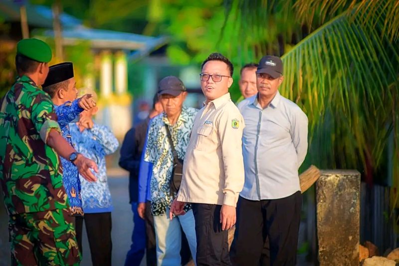 Bupati Morut tinjau kondisi jembatan kayu di Baturube