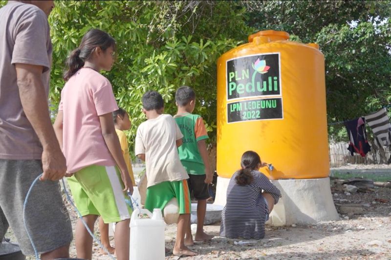 Pln Bantu Sarana Air Bersih Untuk 11 Titik Di Pulau Raijua Antara