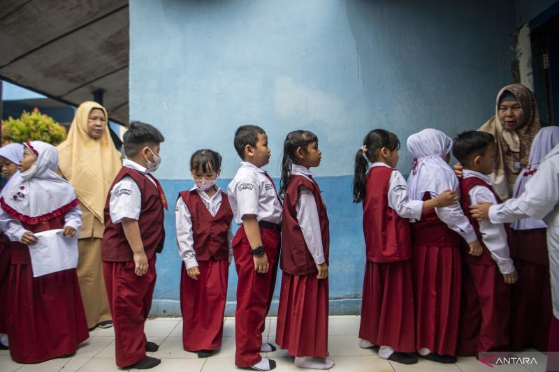 Bulan Imunisasi Anak Sekolah di Palembang