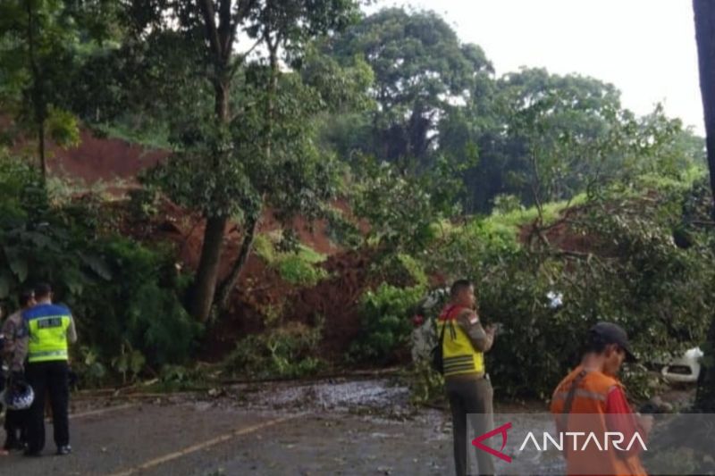 Jalur Puncak di wilayah Cianjur terputus akibat longsor setelah gempa