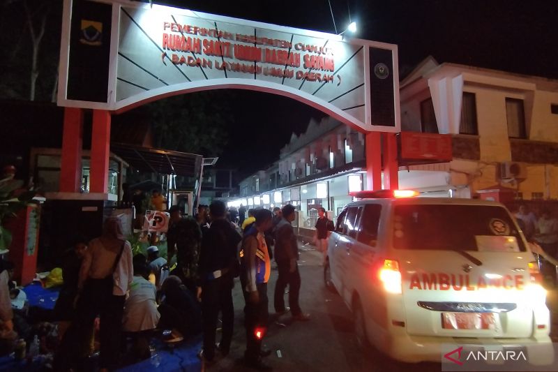 Ambulans masih lalu-lalang hingga malam hari di RSUD Cianjur antar korban gempa