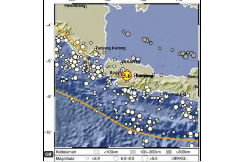 Sejumlah pekerja kantoran  dan Pemprov Jakarta berhamburan keluar gedung saat terasa gempa