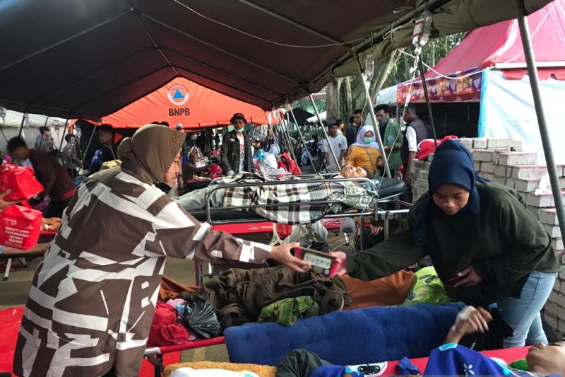 Mensos Tri Rismaharini bawa bantuan untuk korban gempa Cianjur di RSUD Sayang