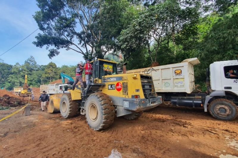 Adhi Karya kerahkan alat berat bantu penanganan gempa di Cianjur
