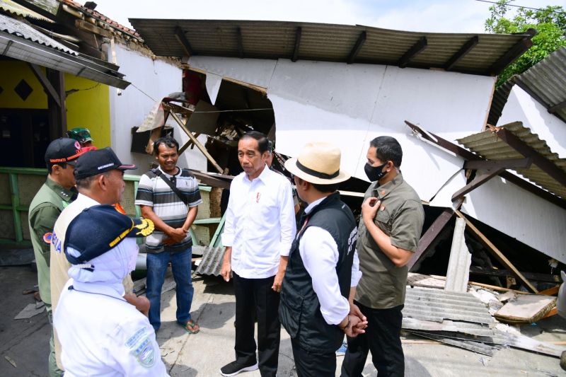 Presiden Jokowi bagikan makanan siap saji ke pengungsi gempa Cianjur