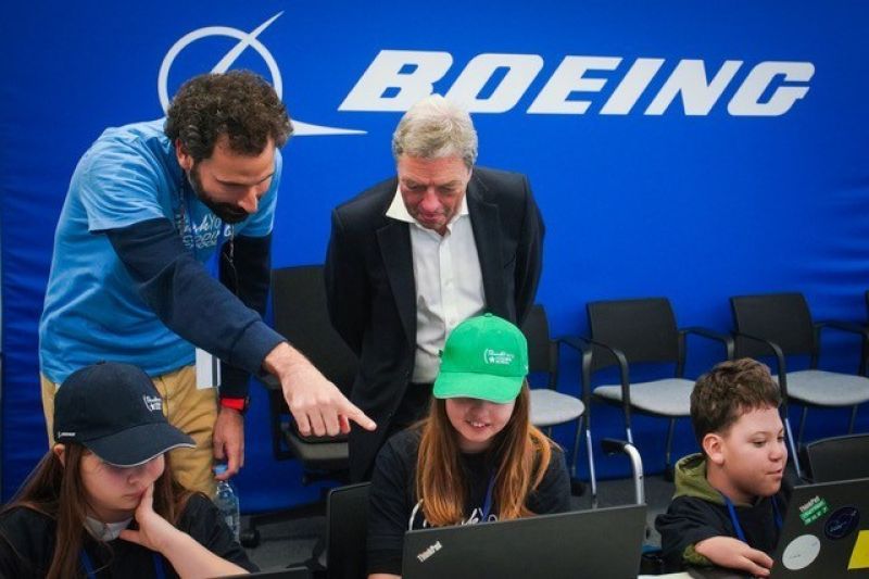 Boeing & ThinkYoung buka sekolah coding untuk remaja pengungsi Ukraina