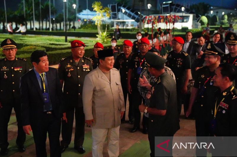 Prabowo dapat pekik salam komando dari Kopassus Kamboja saat tiba di Bandara Siem Reap
