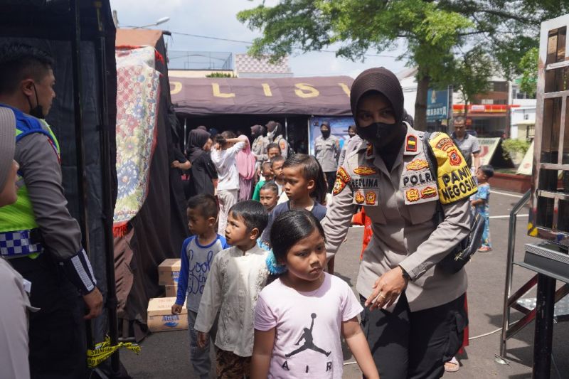Sejumlah polwan menghibur anak-anak korban gempa di Cianjur