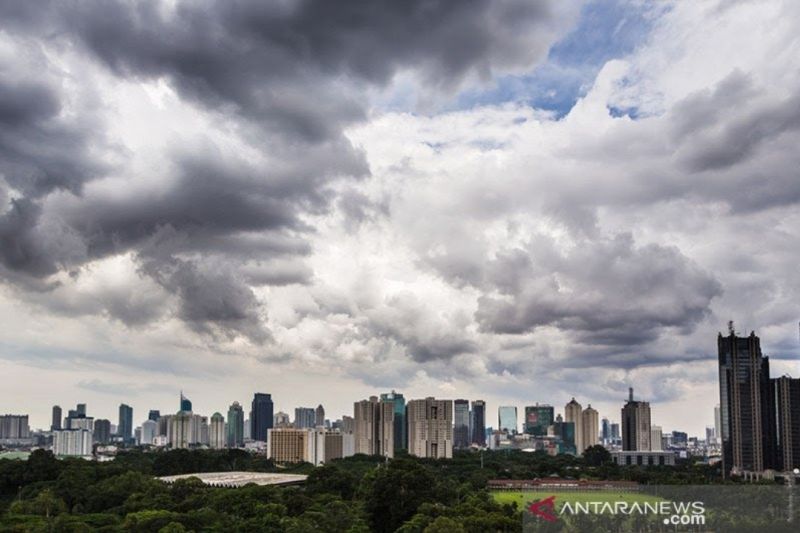 Cuaca berawan selimuti mayoritas kota besar Indonesia pada Jumat