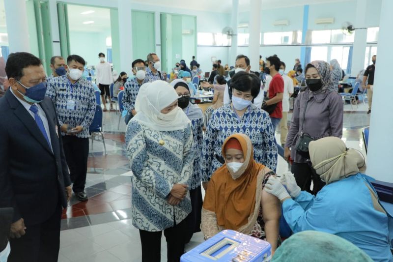 Gubernur Jatim dorong vaksinasi penguat dosis kedua bagi lansia