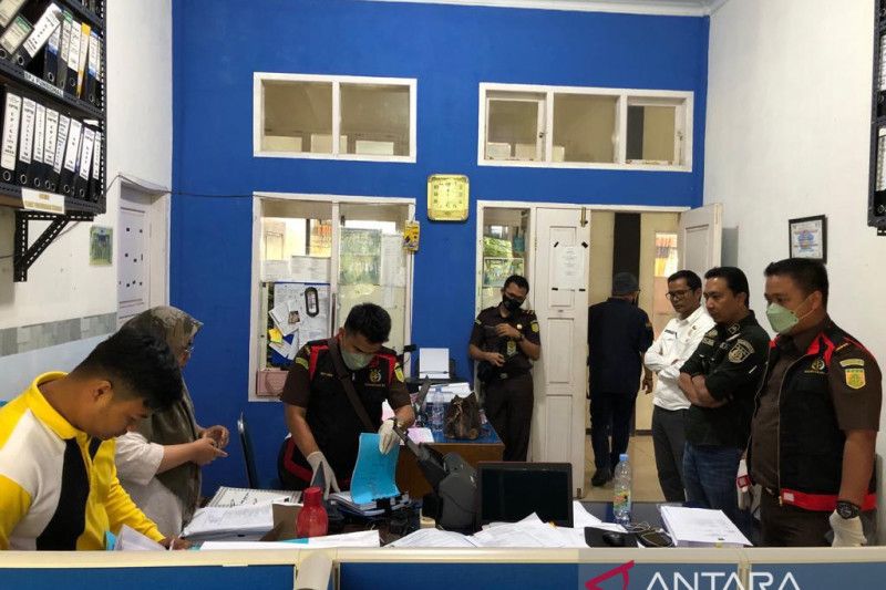 Kejaksaan geledah kantor Disperindagkop Solok Selatan terkait pembangunan sentra kopi