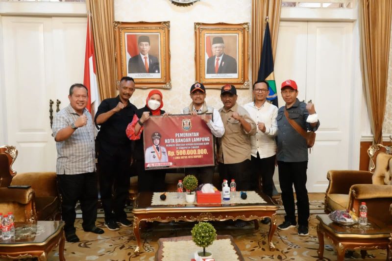 Bandar Lampung serahkan bantuan Rp500 juta ke Pemkab Cianjur