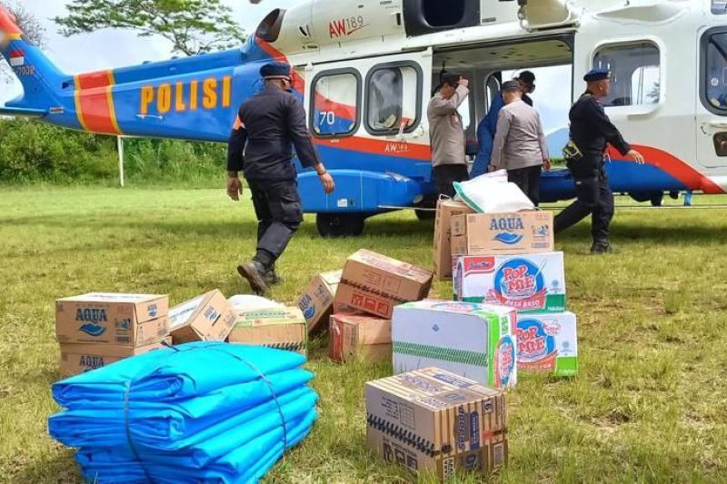 Helikopter Polri salurkan bantuan gempa Cianjur ke wilayah terisolir