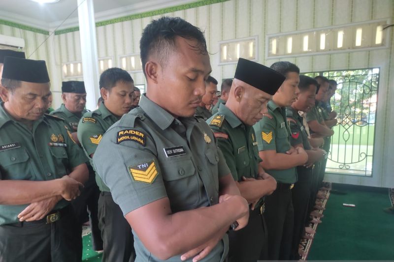 Prajurit Kodim 0415 Jambi shalat ghaib untuk korban gempa Cianjur