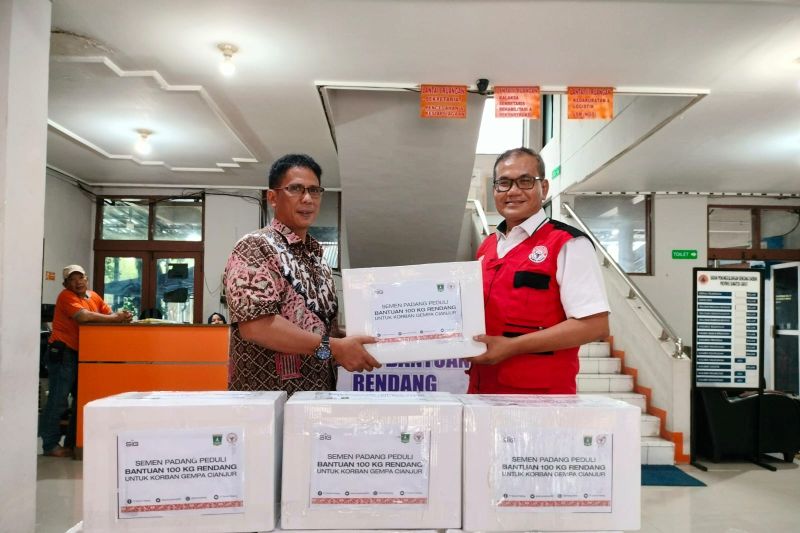 Semen Padang serahkan 100 kilogram rendang bagi korban gempa di Cianjur