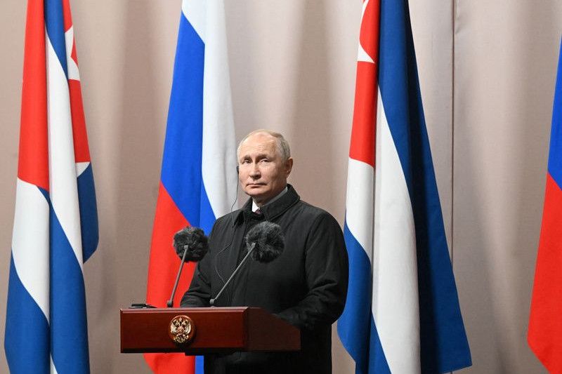 Putin persembahkan karangan bunga pada Hari Perempuan Internasional
