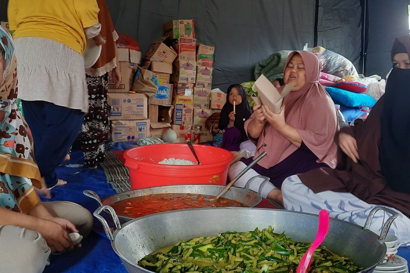 Penyintas gempa Cianjur gotong royong memasak untuk para pengungsi