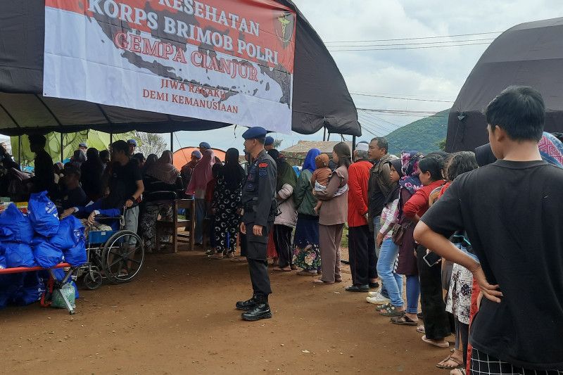 Korban gempa Cianjur antre pengobatan gratis di Panyaweuyan