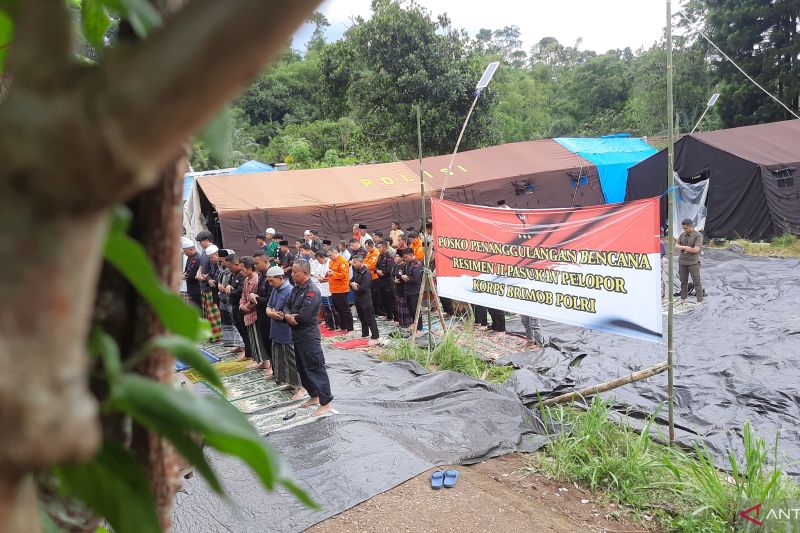 Muslim penyintas gempa Cianjur Shalat Jumat dalam keharuan