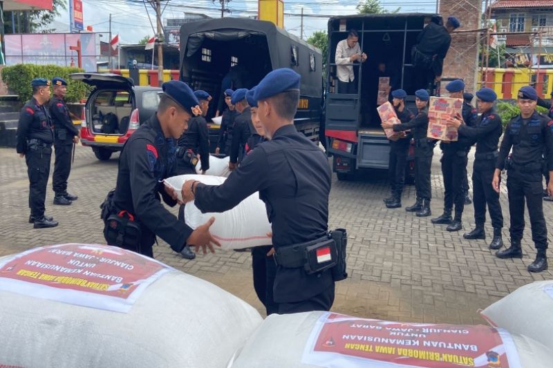 Brimob Pekalongan kirim bantuan korban gempa Cianjur