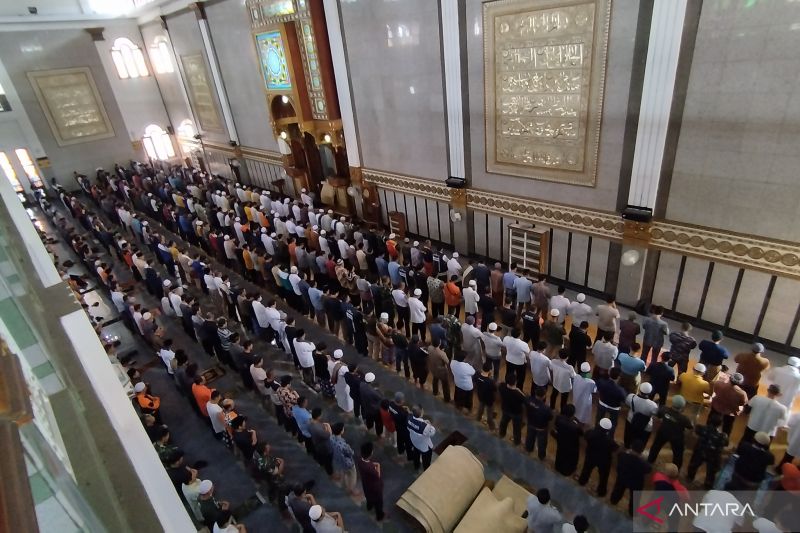 Jamaah Masjid Agung Cianjur gelar shalat ghaib doakan para korban gempa