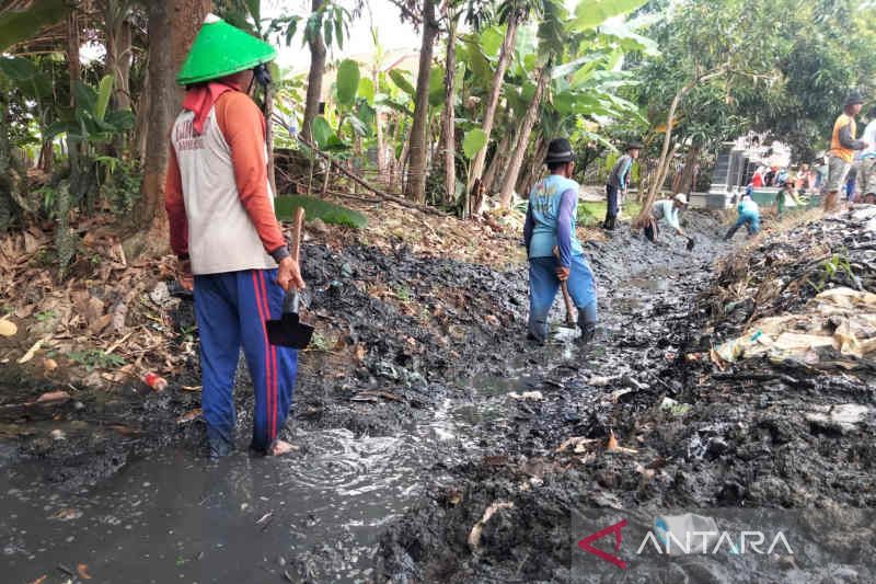 Jaga daya beli warga, Pemkab Cirebon gelar program padat karya